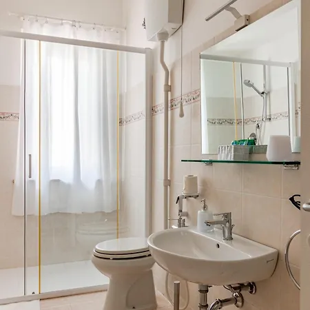 Pit Stop, Con Bagno Privato, Parcheggio E Clima * 피사